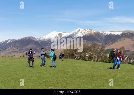 Keswick, Lake District, Cumbria UK. Le samedi 25 mars. Météo britannique. Les gens profiter de la chaleur du soleil de printemps sur un fond de montagnes couvertes de neige. © David Forster/Alamy Live News. Banque D'Images