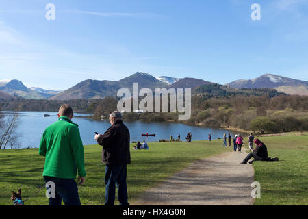 Keswick, Lake District, Cumbria UK. Le samedi 25 mars. Météo britannique. Les gens profiter de la chaleur du soleil de printemps sur un fond de montagnes couvertes de neige. © David Forster/Alamy Live News. Banque D'Images