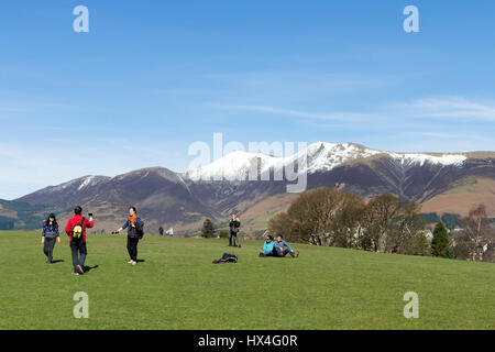 Keswick, Lake District, Cumbria UK. Le samedi 25 mars. Météo britannique. Les gens profiter de la chaleur du soleil de printemps sur un fond de montagnes couvertes de neige. © David Forster/Alamy Live News. Banque D'Images