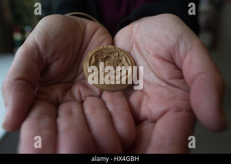 L'orignal moule en bois pour le 'roses' Luthérienne dans les mains de la fille du sculpteur Gustav Nonnenmacher, Ulrike Arnold-Nonnemacher, dans la dernière résidence de Luther Museum de Berlin, Allemagne, 23 mars 2017. Le moule en bois a été utilisé comme la copie d'origine pour 30 000 'roses' luthérienne fait sur le tronc d'un arbre 'Luther' sur le terrain de l'église évangélique en Worms-Pfifflingheim. 300 roses luthérienne en étain de la dernière résidence Luther du Musée ont été donnés à diverses fondations d'avoir été laissé derrière pour les héritiers dans le cadre de la succession de la sculpture. Photo : Klaus Banque D'Images