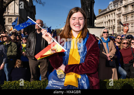 Londres, Royaume-Uni. Mar 25, 2017. Un manifestant pro-UE au mois de mars pour l'Europe rassemblement à la place du Parlement. Des milliers ont défilé du Park Lane à la place du Parlement de s'opposer à Brexit et soutenir l'Union européenne. Credit : Jacob/Sacks-Jones Alamy Live News. Banque D'Images