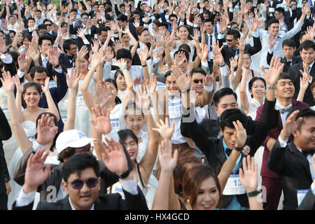 Bangkok, Thaïlande. Mar 25, 2017. Les concurrents se préparent à assister à la "EAZY Fonctionnement du concours des mariées à Bangkok, Thaïlande, 25 mars 2017. Un total de 250 couples thaïlandais a participé à la tenue d'événements en cours samedi à Bangkok dans l'espoir de gagner un package de mariage d'une valeur de un million de bahts. Credit : Rachen Sageamsak/Xinhua/Alamy Live News Banque D'Images