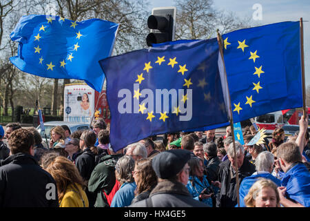 Londres, Royaume-Uni. 25 mars, 2017. S'unir pour l'Europe mars devant des milliers sur le week-end avant l'article 50 déclenche mai Theresa. La marche est passé de Park Lane via Whitehall et conclus avec des discours à la place du Parlement. Londres 25 Mar 2017 Crédit : Guy Bell/Alamy Live News Banque D'Images