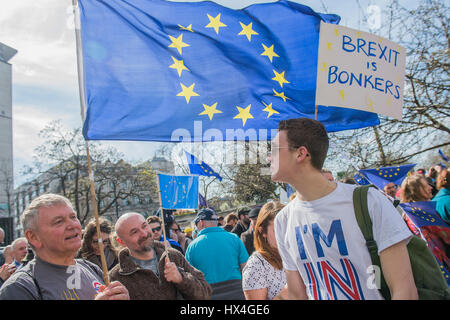 Londres, Royaume-Uni. 25 mars, 2017. S'unir pour l'Europe mars devant des milliers sur le week-end avant l'article 50 déclenche mai Theresa. La marche est passé de Park Lane via Whitehall et conclus avec des discours à la place du Parlement. Londres 25 Mar 2017 Crédit : Guy Bell/Alamy Live News Banque D'Images