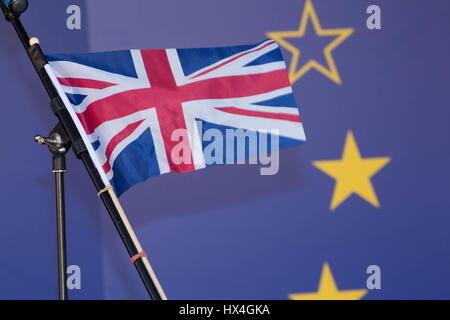 Londres, Royaume-Uni. Mar 25, 2017. S'unir pour l'Europe mars national un Union Jack flag appuyez pour faire un stand sur la scène Crédit : Brian Southam/Alamy Live News Banque D'Images