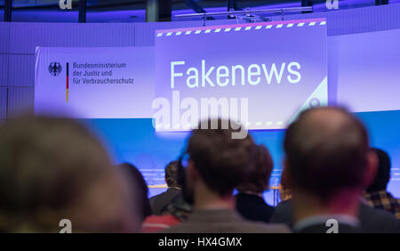 Berlin, Allemagne. Mar 20, 2017. Le terme 'fausse news" peut être vu au cours d'un débat sur le thème de l'événement "entre les faits, faux et la manipulation - comment protéger la démocratie dans l'internet ?' de l'événement '360degrés. Le débat et d'opinion dans le forum BMJV' au ministère de la justice à Berlin, Allemagne, 20 mars 2017. Photo : Jörg Carstensen/dpa/Alamy Live News Banque D'Images