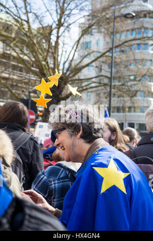 Londres, Royaume-Uni. Mar 25, 2017. S'unir pour l'Europe mars à Londres. Des milliers de manifestants de Green Park à la place du Parlement de s'opposer à Brexit Crédit : Nathaniel Noir/Alamy Live News Banque D'Images