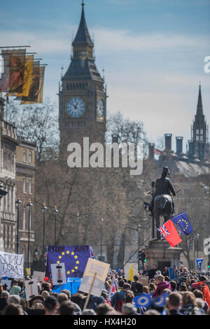 Londres, Royaume-Uni. Mar 25, 2017. S'unir pour l'Europe mars devant des milliers sur le week-end avant l'article 50 déclenche mai Theresa. La marche est passé de Park Lane via Whitehall et conclus avec des discours à la place du Parlement. Londres 25 Mar 2017 Crédit : Guy Bell/Alamy Live News Banque D'Images