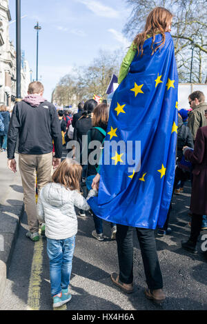 Londres, Royaume-Uni. Mar 25, 2017. Tall à la jeune fille en cours sur les épaules de son père avec drapeau de l'UE sur son dos. Pour l'Europe mars 2017 Credit : Radek Bayek/Alamy Live News Banque D'Images