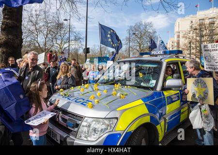 Londres, Royaume-Uni. Mar 25, 2017. S'unir pour l'Europe mars à Londres. Des milliers de manifestants de Green Park à la place du Parlement de s'opposer à Brexit Crédit : Nathaniel Noir/Alamy Live News Banque D'Images