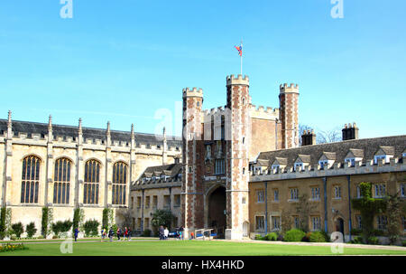 Cambridge, UK. Mar 25, 2017. Trinity College dans le soleil du printemps sur une chaude journée à Cambridge, Royaume-Uni. Samedi 25 mars 2017 Credit : KEITH MAYHEW/Alamy Live News Banque D'Images