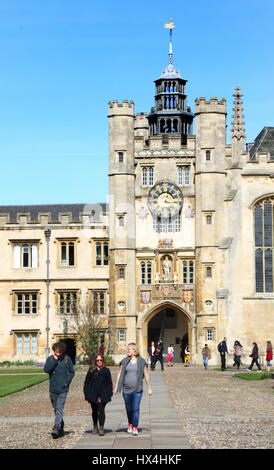 Cambridge, UK. Mar 25, 2017. Trinity College dans le soleil du printemps sur une chaude journée à Cambridge, Royaume-Uni. Samedi 25 mars 2017 Credit : KEITH MAYHEW/Alamy Live News Banque D'Images