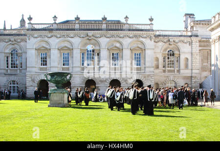 Cambridge, UK. Mar 25, 2017. Finissants au Kings College dans le soleil du printemps sur une chaude journée à Cambridge, Royaume-Uni. Samedi 25 mars 2017 Credit : KEITH MAYHEW/Alamy Live News Banque D'Images