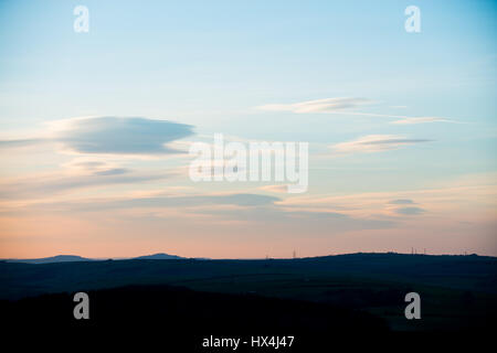 Monument à Hardy, Dorset, UK. 25 mars 2017. De rares nuages lenticulaires sur west Dorset après une claire et chaude journée ensoleillée. © Dan Tucker/Alamy Live News Banque D'Images