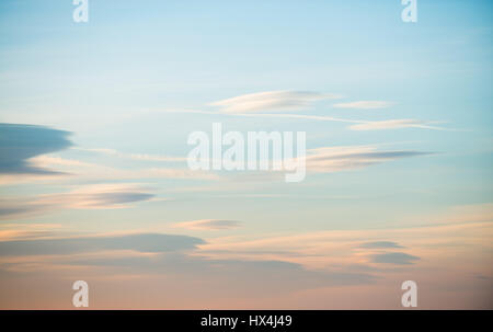 Monument à Hardy, Dorset, UK. 25 mars 2017. De rares nuages lenticulaires sur west Dorset après une claire et chaude journée ensoleillée. © Dan Tucker/Alamy Live News Banque D'Images