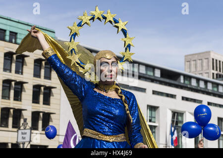 Berlin, Allemagne. Mar 25, 2017. À l'occasion du 60e anniversaire des Traités de Rome, plusieurs mouvements pro-Européens et les associations rallye sous le thème de "arch pour l'Europe" pour une société unie, libre, ouvert, socialement responsable et l'Europe à partir de la Bebelplatz de Porte de Brandebourg dans le centre de Berlin. D'autres manifestations ont lieu en même temps dans les villes de l'Europe, y compris Rome, Londres, Bruxelles, Düsseldorf, Paris, Baden-Baden, Aalborg. Credit : ZUMA Press, Inc./Alamy Live News Banque D'Images