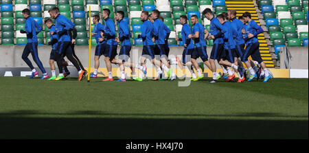 Belfast, Irlande du Nord. 25 mars, 2017. Stade national de football à Windsor Park, Belfast, Irlande du Nord. 25 mars 2017. La formation de l'Irlande du Nord dans le stade aujourd'hui. L'Irlande du Nord Norvège jouer dans leur qualification de la Coupe du Monde au rez-de-demain soir. David Hunter/Alamy Live News. Banque D'Images