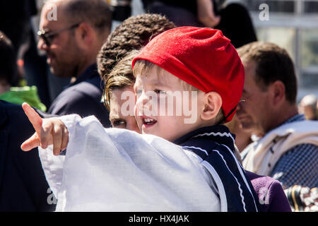 Athènes, Grèce. Mar 25, 2017. Un petit garçon habillé comme un Evzonas, points durant le défilé. Date de l'indépendance est célébrée à Athènes avec un défilé militaire qui aura lieu à la place Syntagma devant le parlement, en l'honneur du 25 mars 1821 Révolution de la Grèce contre l'occupation turque. Photo : Cronos/Kostas Pikoulas Libre prestation Crédit : Cronos/Alamy Live News Banque D'Images