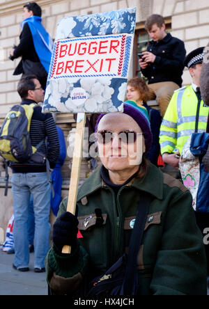 Londres, Royaume-Uni. Mar 25, 2017. Les manifestants s'unissent pour l'Europe montrent mars dans les rues de Westminster, femme plus âgée avec placard énonçant l'enculer Brexit Crédit : Scott Hortop/Alamy Live News Banque D'Images