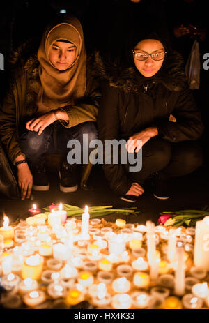 Londres, Royaume-Uni. Mar 23, 2017. Deux femmes allument des bougies à Trafalgar Square, à la suite d'une veillée à la mémoire des victimes de l'attaque terroriste de Westminster. La foule des centaines se sont réunis à la place, l'éclairage des bougies et écouter les discours. Credit : Jacob/Sacks-Jones Alamy Live News. Banque D'Images