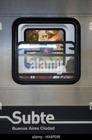 Mosaïque de la station Callao à travers une fenêtre du train dans le métro. Buenos Aires, Argentine. Banque D'Images