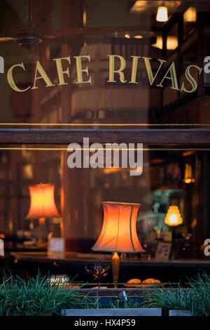 La fenêtre de la célèbre Café Rivas dans le quartier de San Telmo. Buenos Aires, Argentine. Banque D'Images