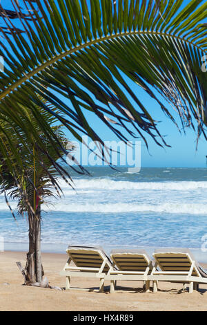 Été plage chaises longues près de la mer tropical parfait Banque D'Images