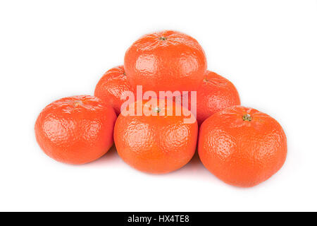 Pile de mandarines lumineux isolé sur fond blanc. Banque D'Images