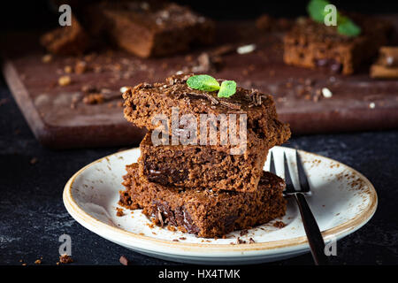 Brownies au chocolat décoré de feuille de menthe sur une assiette à dessert, vue rapprochée Banque D'Images