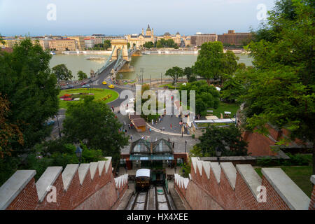 Le funiculaire à Budapest est un moyen facile d'accès le château de Buda Banque D'Images