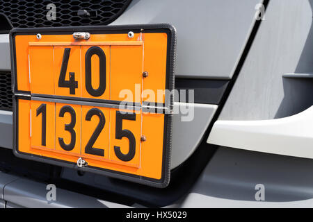 Plaque de couleur orange avec numéro d'identification du danger 40 et numéro ONU 1325 (Matières solides inflammables, matières organiques, n.s.a.) Banque D'Images