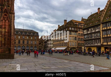 Cathédrale Notre-Dame et cathédrale de Notre-Dame et maisons anciennes à colombages, Strasbourg, France Banque D'Images