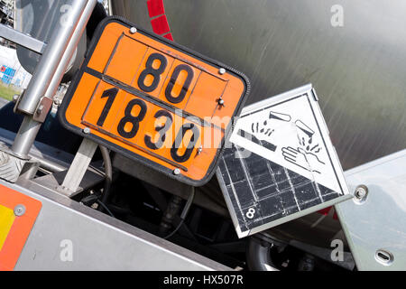 Plaque de couleur orange avec numéro d'identification du danger 80 et numéro ONU 1830 (l'acide sulfurique avec plus de 51  % d'acide) Banque D'Images