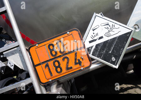 Plaque de couleur orange avec numéro d'identification du danger 80 et numéro ONU 1824 (hydroxyde de sodium) Banque D'Images