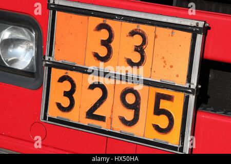 Plaque de couleur orange avec numéro d'identification du danger 33 et numéro ONU 3295 (hydrocarbures, liquides, n.s.a.) Banque D'Images