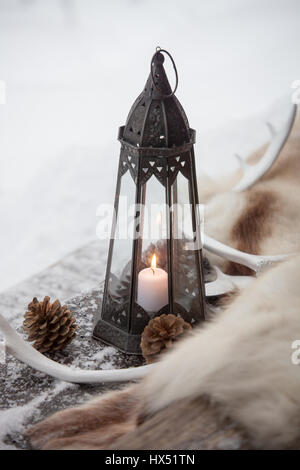 Black lantern avec white candle burning Banque D'Images