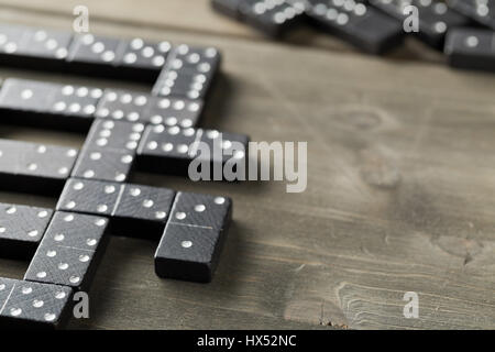 Jeu de domino avec des pierres domino sur fond de bois, selective focus sur domino pierre devant Banque D'Images