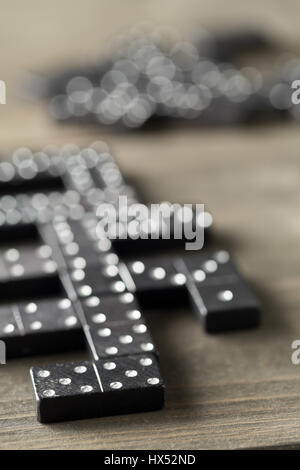 Jeu de domino avec des pierres domino sur fond de bois, selective focus sur domino pierre devant Banque D'Images