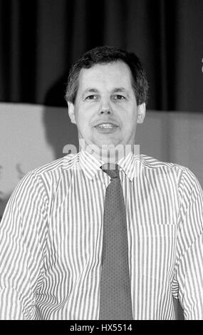 Tony Baldry, Sous-secrétaire d'État parlementaire pour l'environnement et membre du parti conservateur de Banbury, prend la parole à la Conférence des étudiants conservateurs à Londres, Angleterre le 1 décembre 1990. Banque D'Images