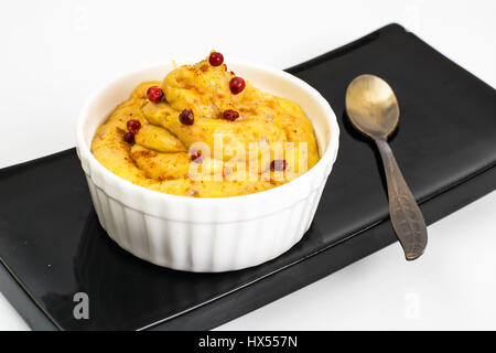 Pate avec le hareng et le poivron rouge. Studio Photo Banque D'Images