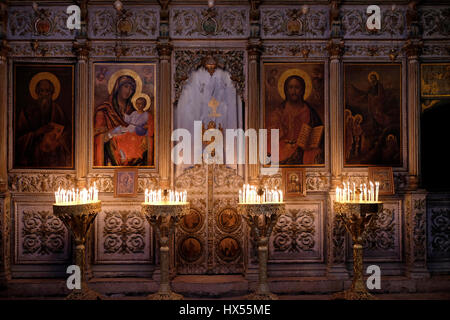 L'iconostase avec des icônes et des peintures religieuses à la chapelle Saint-Jean et baptistère à la cour de la chapelle orthodoxe de Saint-Jacques également appelé l'église de Mar Jacob ou la cathédrale orthodoxe de Saint-Jacob située à côté de l'église du Saint-Sépulcre, Sur le mur occidental de la square.in le quartier chrétien vieille ville Jérusalem est Israël Banque D'Images