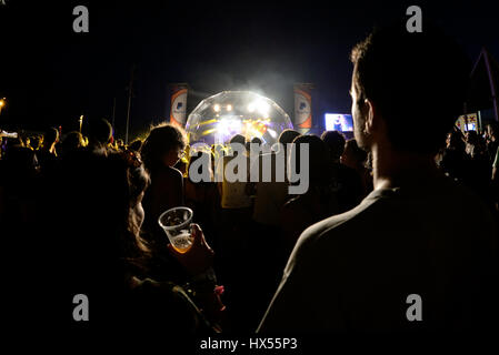 Barcelone - 10 juil : foule lors d'un concert au Festival Cruilla le 10 juillet 2015 à Barcelone, Espagne. Banque D'Images