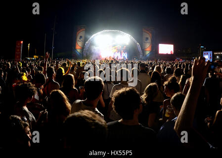 Barcelone - 10 juil : foule lors d'un concert au Festival Cruilla le 10 juillet 2015 à Barcelone, Espagne. Banque D'Images