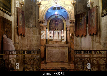 Un chrétien orthodoxe éthiopien prie à la chapelle arménienne de la division du Raimante ou les robes à l'intérieur de l'église du Saint-Sépulcre dans la vieille ville chrétienne Jérusalem-est Israël Banque D'Images