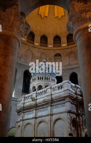 Vue de l'Edicule restauré, le culte que la tradition dit qu'abrite la grotte où Jésus a été enterré et est ressuscité, à l'église du Saint Sépulcre, dans le quartier chrétien de la vieille ville de Jérusalem Israël Banque D'Images