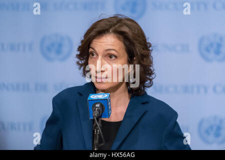 New York, États-Unis. 24Th Mar, 2017. Ministre français de la Culture et de la Communication Audrey Azoulay parle lors de la conférence de presse conjointe. À la suite d'un débat du Conseil de sécurité des Nations Unies sur la résolution 2347 du Conseil concernant la protection du patrimoine culturel dans les situations de conflit armé, un trio de principe les participants à la réunion a tenu une rencontre de presse au Conseil de sécurité de surveillance menée au Siège des Nations Unies à New York. Credit : Albin Lohr-Jones/Pacific Press/Alamy Live News Banque D'Images