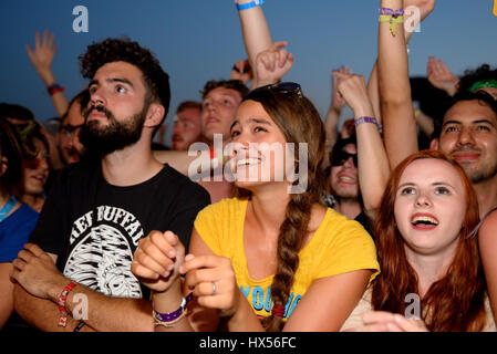 BENICASSIM, ESPAGNE - 17 juil : foule lors d'un concert au Festival de Musique le 17 juillet 2015 à Benicassim, Espagne. Banque D'Images