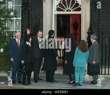 Le Sinn Fein, Martin MCGUINNESS, Gerry Adams entrez NO 10 Downing Street 17 Décembre 1997 Banque D'Images