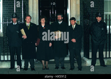 MARTIN MCGUINNESS LUCILITA N. Bhreathnach Gerry Adams & PAT DOHERTY à l'extérieur no 10 Downing Street 05 Février 1998 Banque D'Images