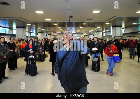 New York, États-Unis. 24Th Mar, 2017. L'arrivée d'un train NJ TRANSIT a été touché lorsqu'un train Amtrak Penn Station a déraillé vendredi matin. C'est arrivé vers 9 heures comme Train Acela Express 2151 de Boston a été au départ de Penn sur le chemin de Washington, DC Crédit : Luiz Roberto Lima/Pacific Press/Alamy Live News Banque D'Images